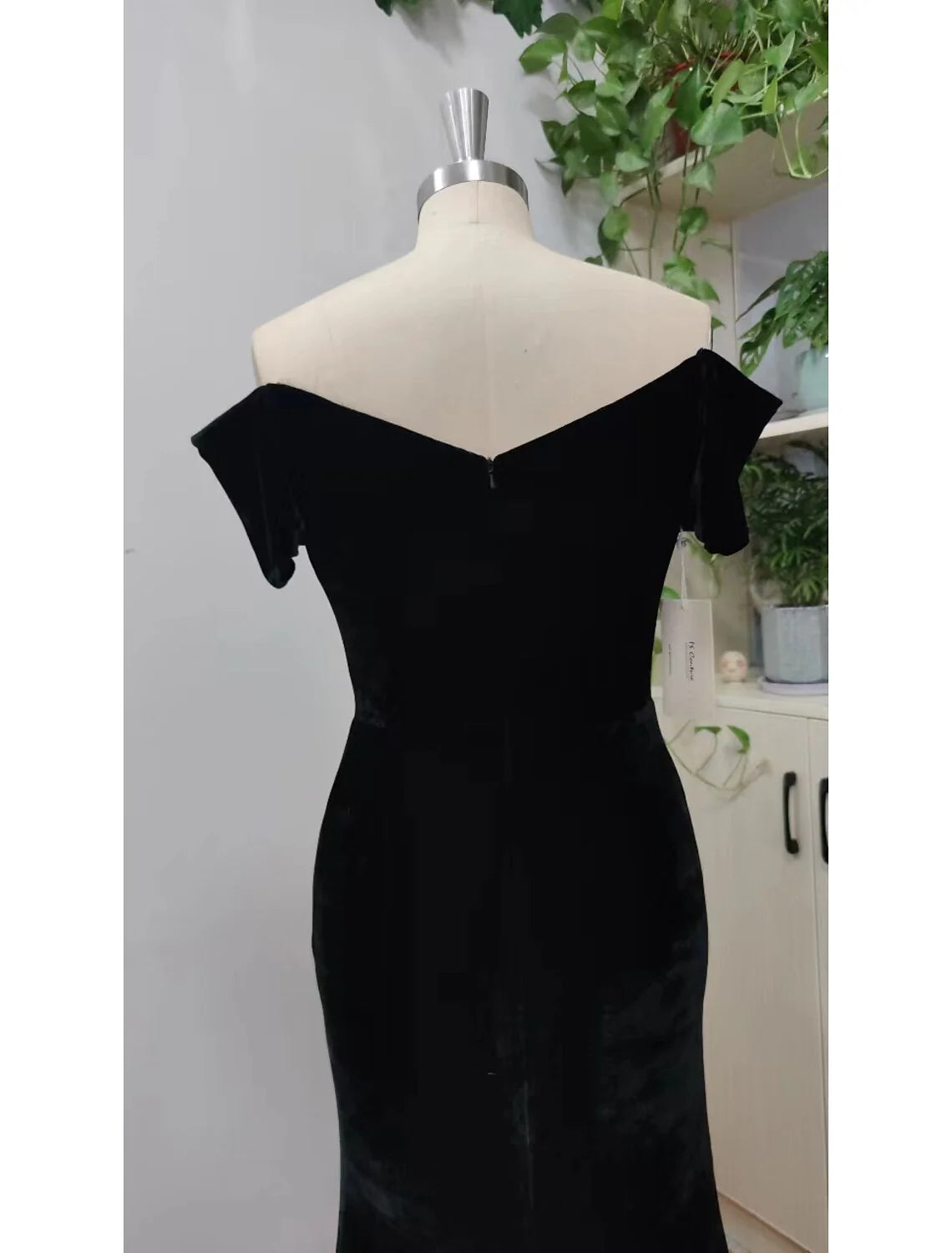 Evening Gown Celebrity Style Dress Prom Formal Evening Sweep Brush Train Short Sleeve V Neck Velvet with Sleek simple gentle atmospheric and unique desi Bring summer colors to enhance whiteness