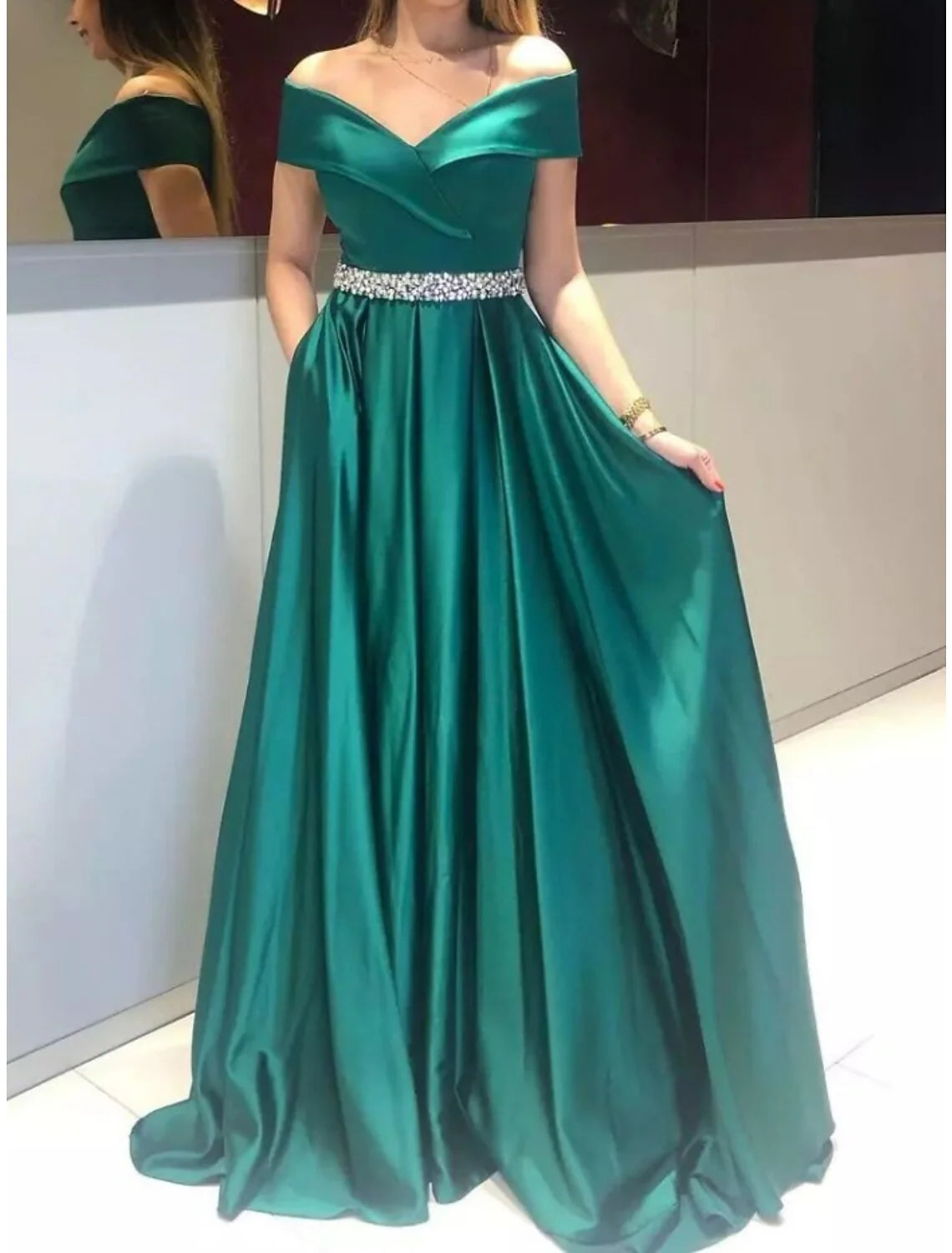 Evening Gown Elegant Dress Formal Sweep Brush Train Christmas Red Green Dress Sleeveless Off Shoulder Satin with Pleats Crystals simple gentle atmospheric and unique desi Bring summer colors to enhance whiteness
