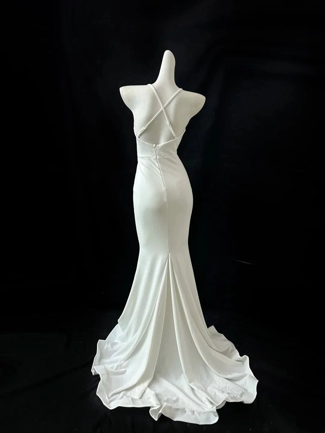 White romantic heart-shaped collar suspender fishtail dress, slim fit and trailing design, interpreting elegant temperament