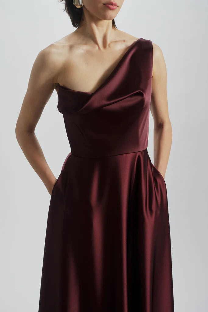Fluid satin one shoulder draped gown Simple atmospheric beautiful and unique design