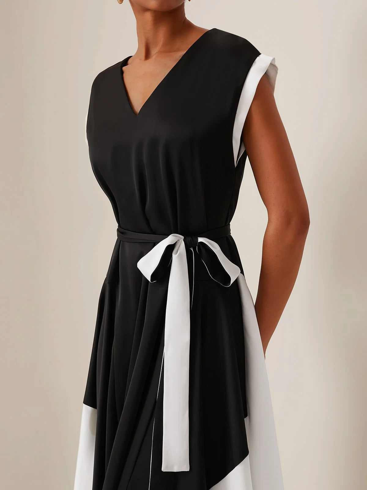 Simple beautiful generous and full of charm Black V Neck Short Sleeve Tie Waist A-line Midi Dress