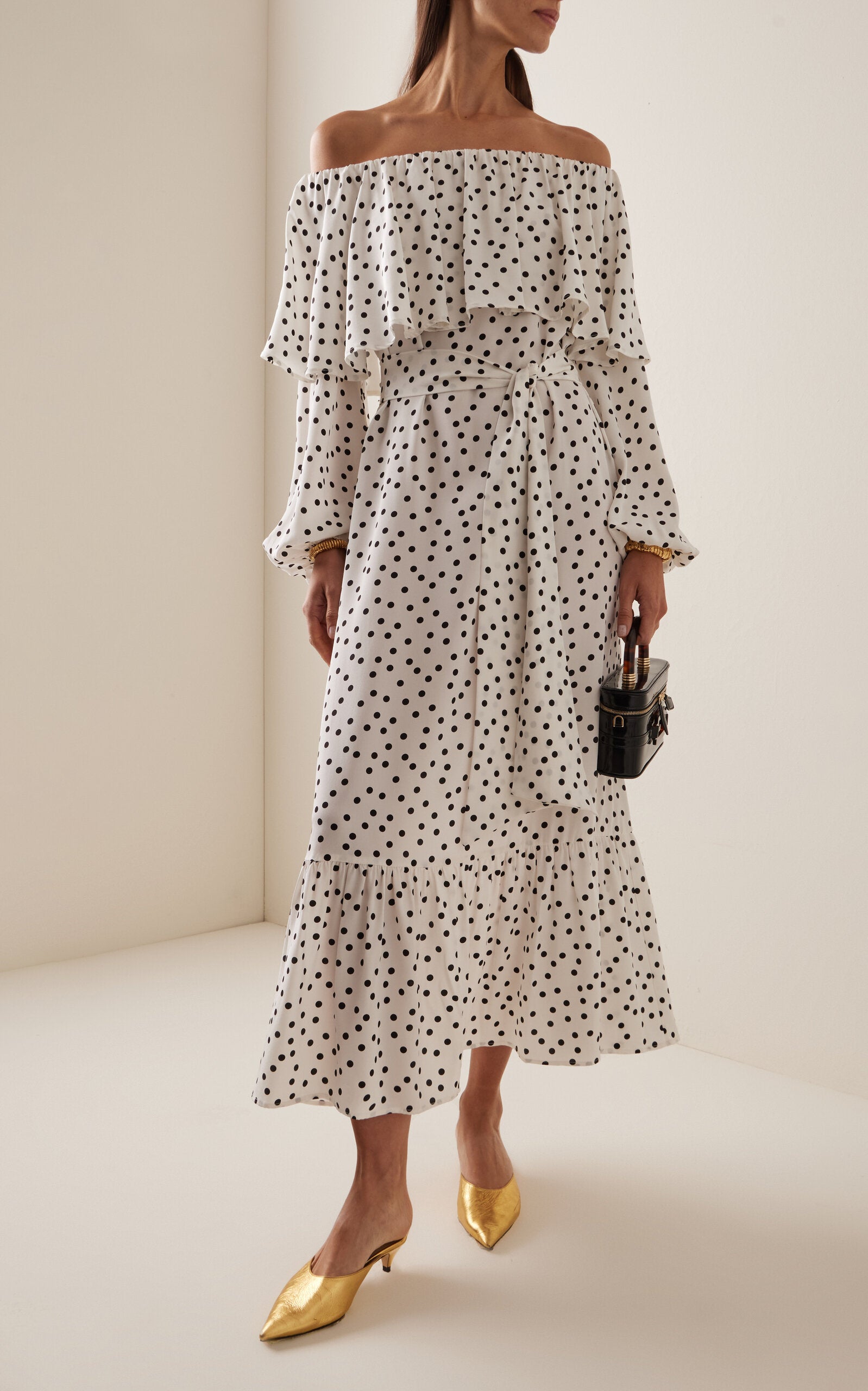 Exclusive Off-The-Shoulder Silk Crepe Maxi Dress Full of charm simple and atmospheric