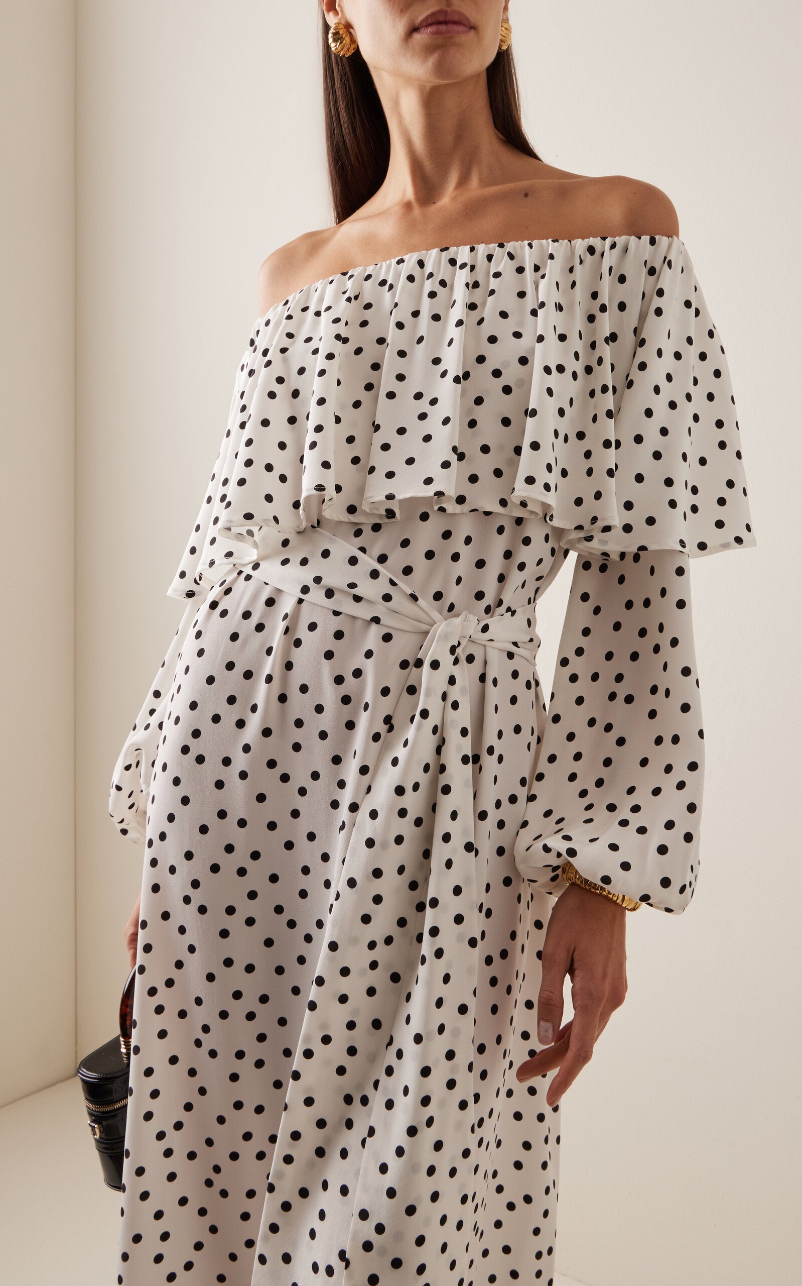 Exclusive Off-The-Shoulder Silk Crepe Maxi Dress Full of charm simple and atmospheric