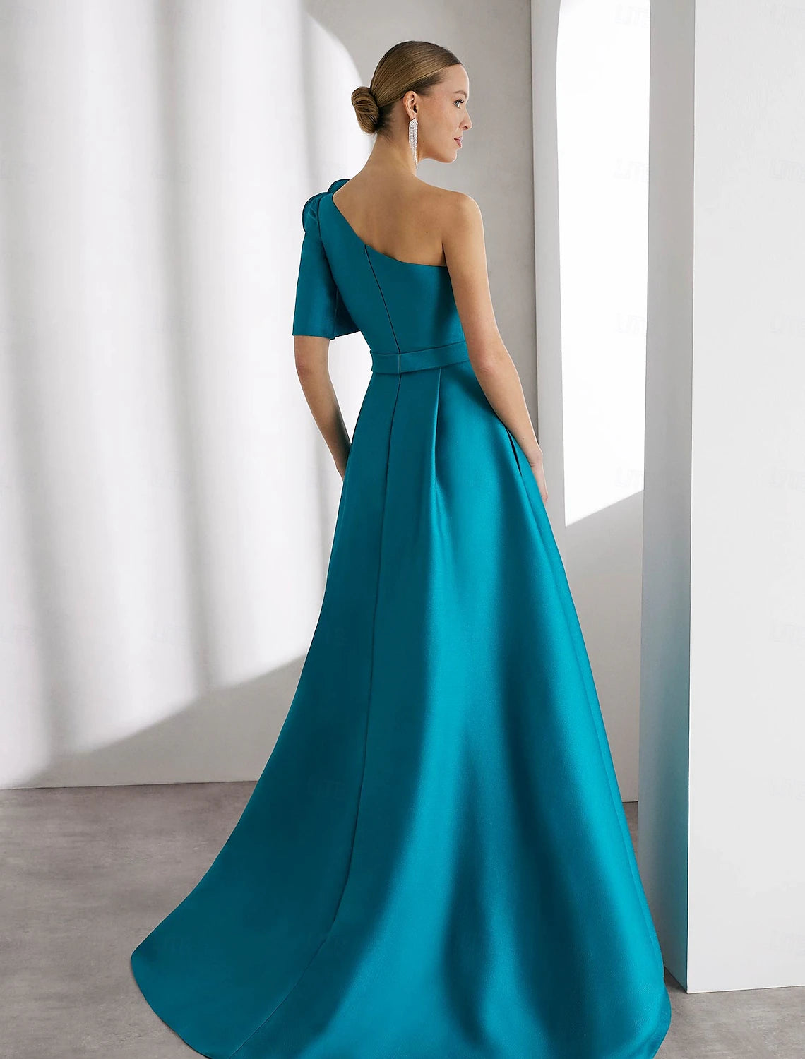 A-Line Evening Gown Elegant Dress Formal Wedding Floor Length Short Sleeve One Shoulder Champagne Mother Of the Bride Dress Satin with Shouder Flower