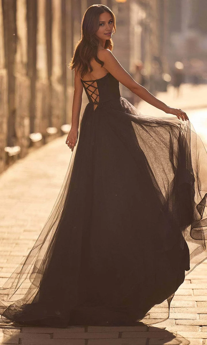 Rhinestone Embellished Lace-Up Back Prom Gown Simple gentle atmospheric and unique design