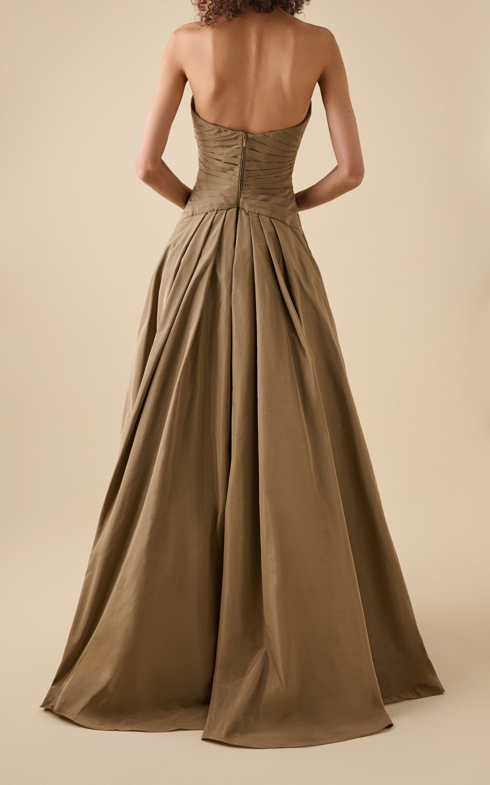 Bow-Embellished Taffeta Gown Gentle beautiful and grand