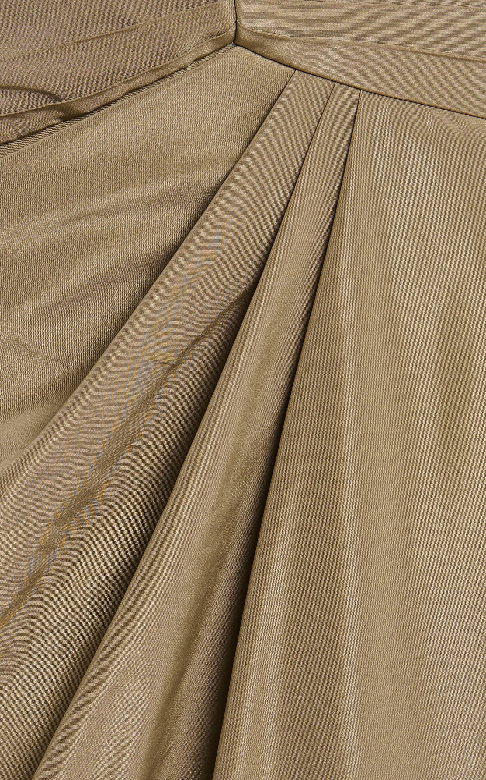 Bow-Embellished Taffeta Gown Gentle beautiful and grand