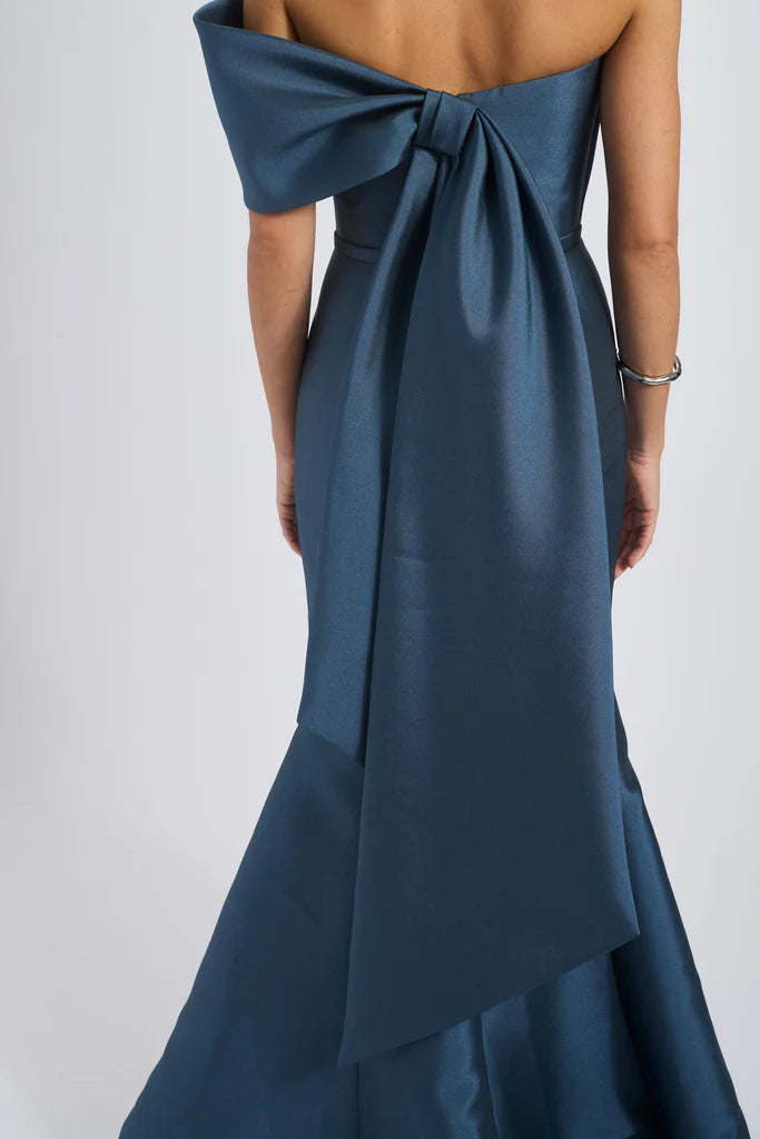 Asymmetric Bow Gown Simple atmospheric beautiful and unique design