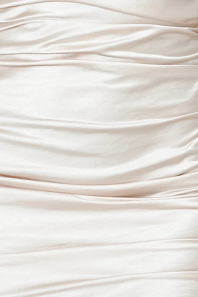 A light beige camisole short skirt with a thin camisole design full of folds, suitable for parties, dates, etc