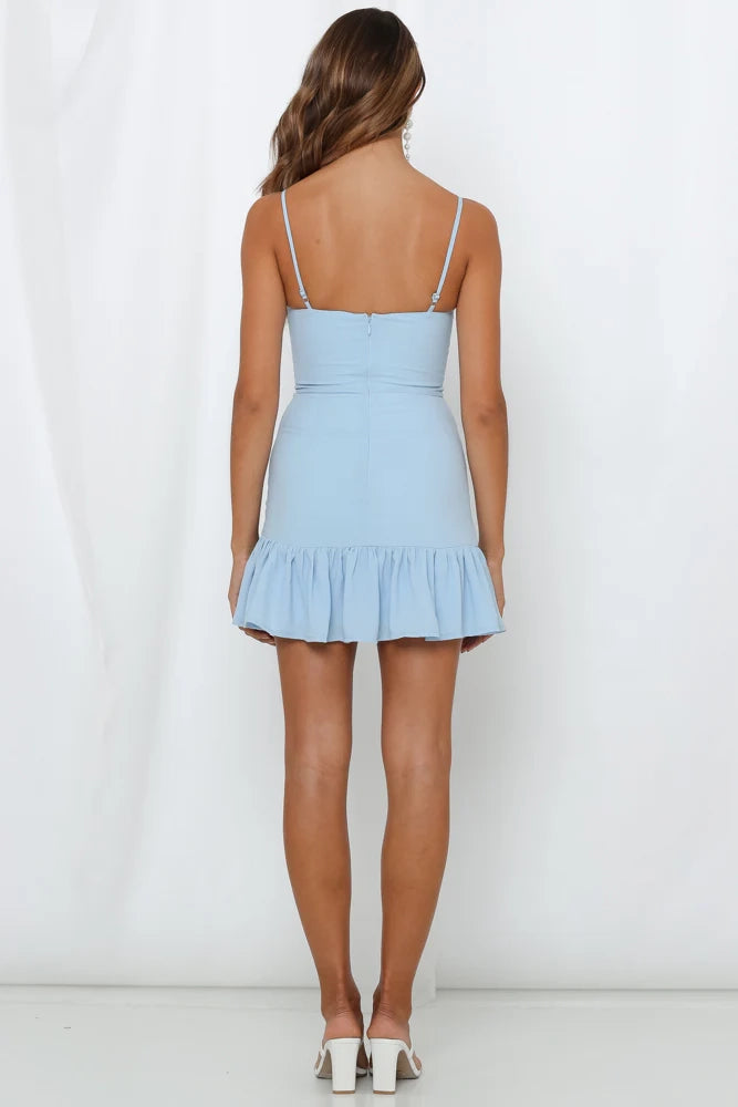 A light blue camisole dress with a heart-shaped neckline and side pleats paired with a ruffle skirt, suitable for dates, vacations, and other occasions,
