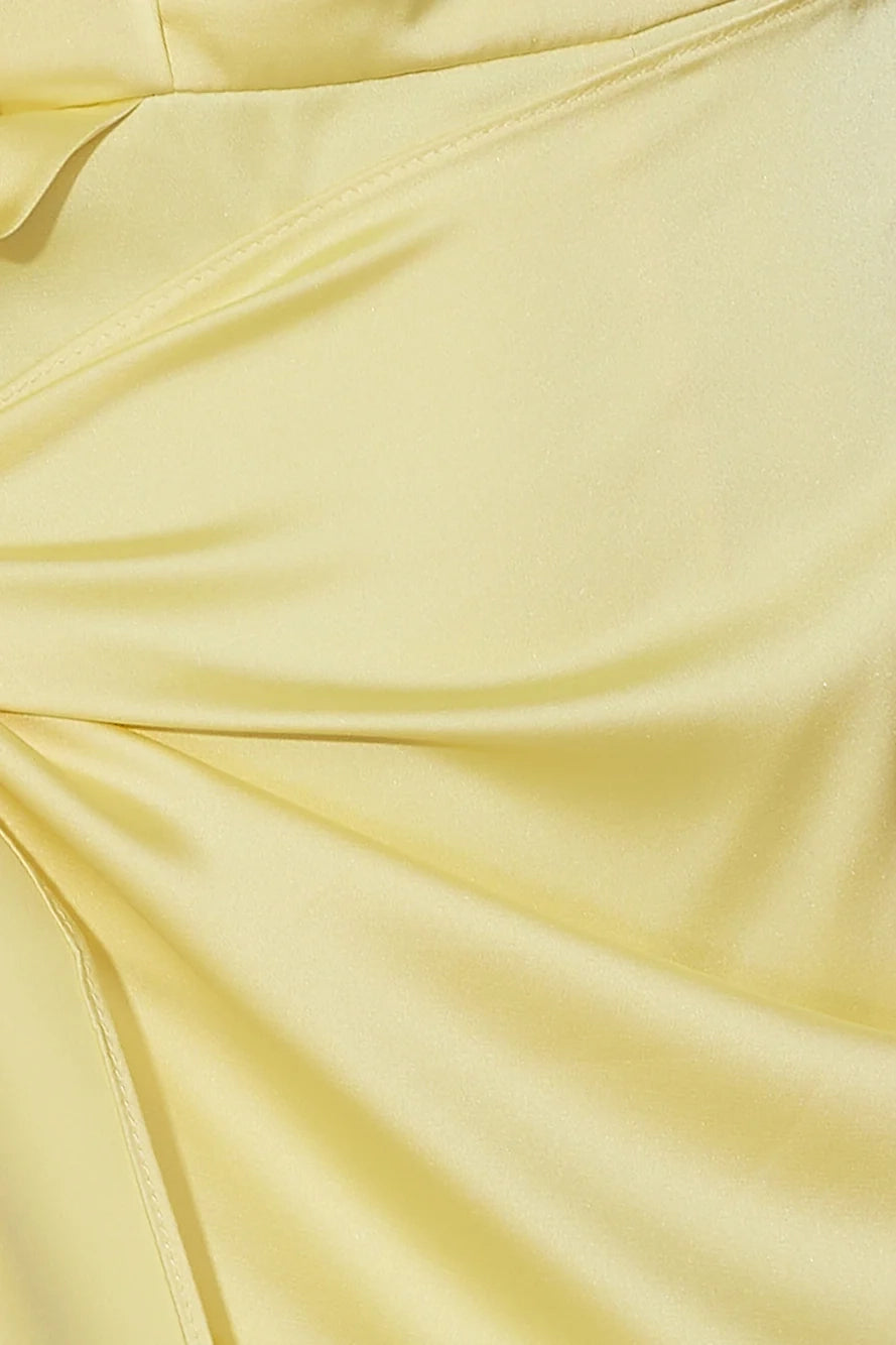 A light yellow one shoulder short dress with a single shoulder design and a twist and tie at the waist, suitable for parties, dates, etc