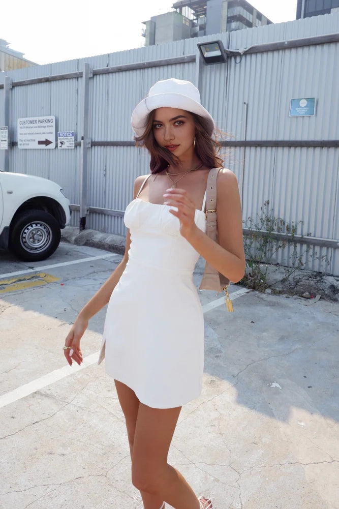 A white camisole short skirt with a thin camisole design and a slit design on the side, suitable for summer travel, dating, etc