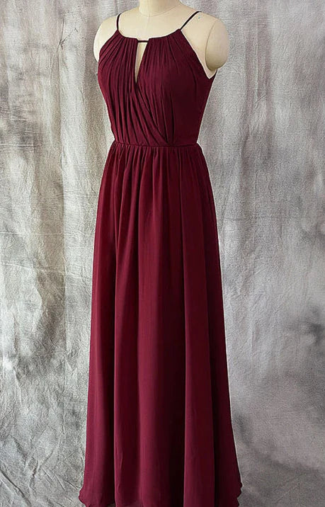 A wine red long dress with a neck hanging collar and chest pleats, suitable for dinners, weddings, and other occasions,