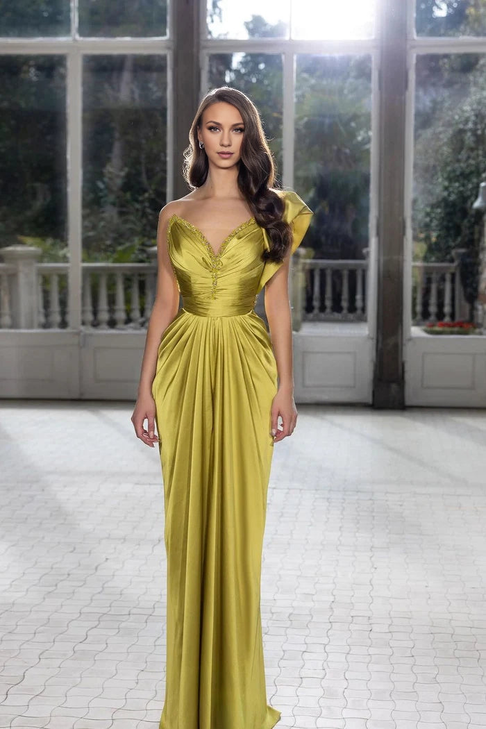 Beautiful Floor-Length One-Shoulder Dress with Beading and Pleats Sleeveless Design Simple gentle atmospheric and unique design