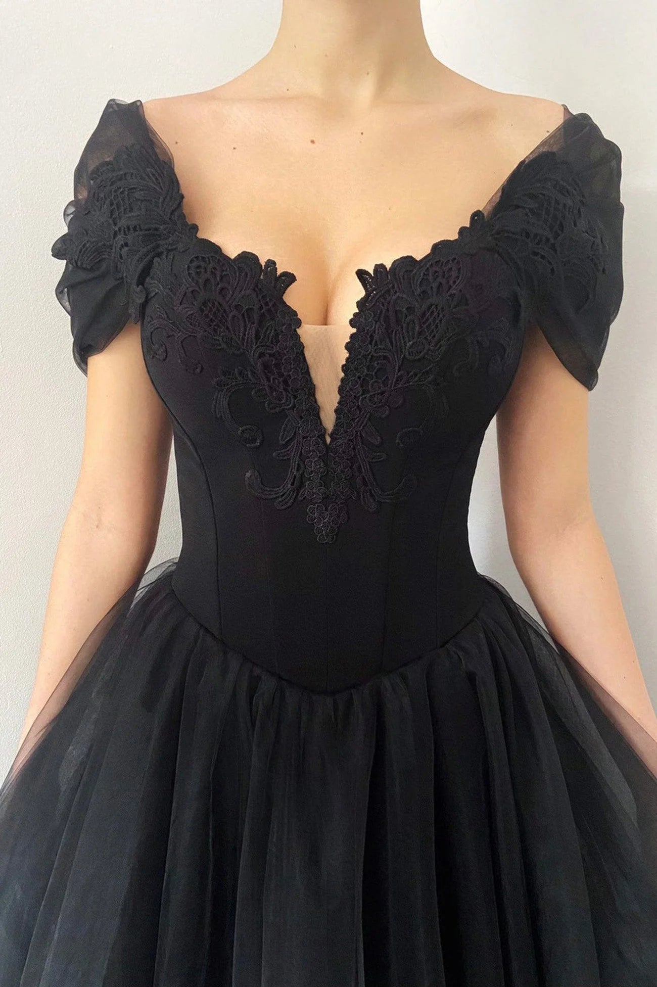 Black V-Neck Lace Long Prom Dress Black A-Line Evening Party Dress simple gentle atmospheric and unique desi Bring summer colors to enhance whitenes