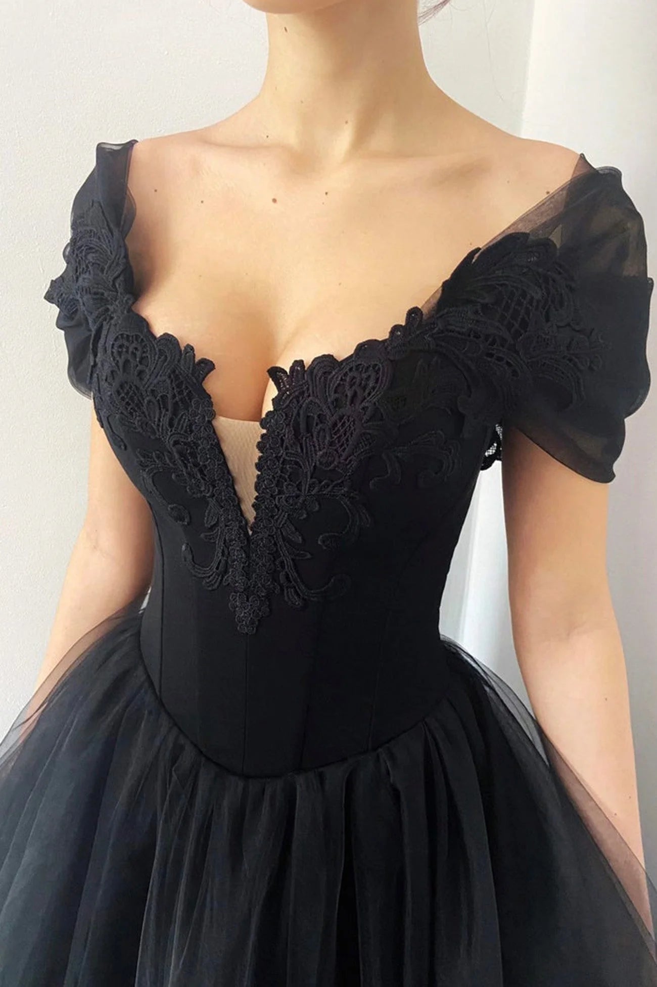 Black V-Neck Lace Long Prom Dress Black A-Line Evening Party Dress simple gentle atmospheric and unique desi Bring summer colors to enhance whitenes
