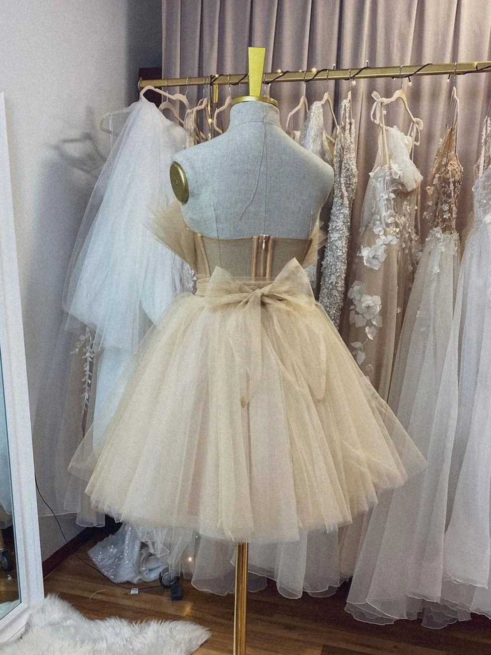 Champagne tulle short prom dress champagne tulle homecoming dress simple gentle atmospheric and unique desi Bring summer colors to enhance whiteness ﻿