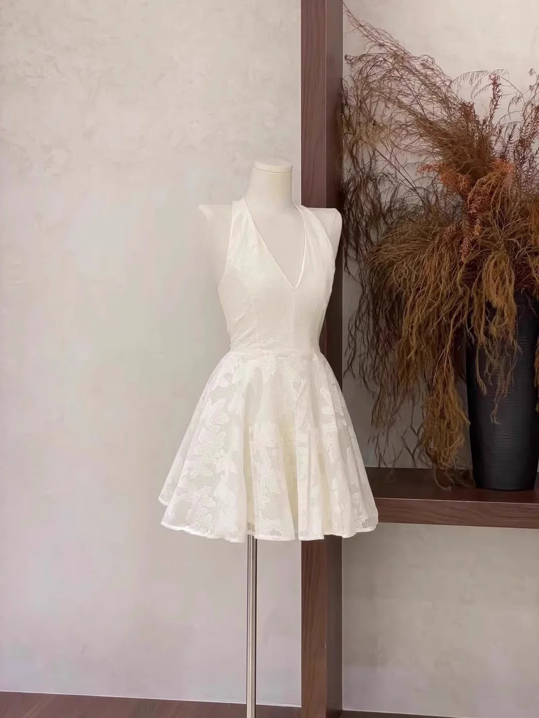 Chic A Line Halter V Neckline Short White Women's Holiday Dresses simple gentle atmospheric and unique desi Bring summer colors to enhance whiteness