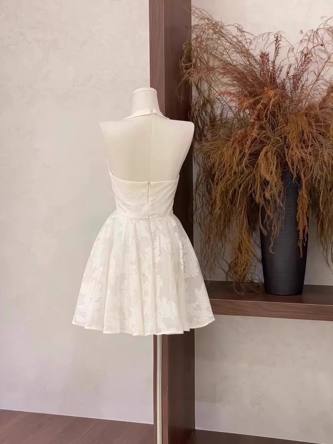 Chic A Line Halter V Neckline Short White Women's Holiday Dresses simple gentle atmospheric and unique desi Bring summer colors to enhance whiteness