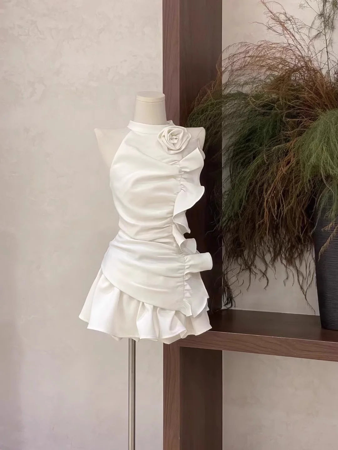 Cute 2 Pieces Halter Ruffled White Women's Short Vacation Dresses simple gentle atmospheric and unique desi Bring summer colors to enhance whiteness