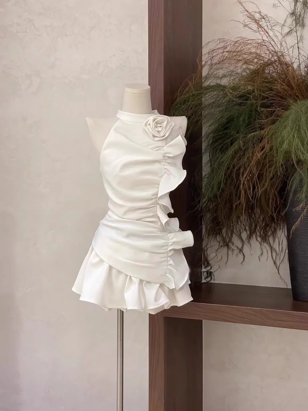 Cute 2 Pieces Halter Ruffled White Women's Short Vacation Dresses simple gentle atmospheric and unique desi Bring summer colors to enhance whiteness