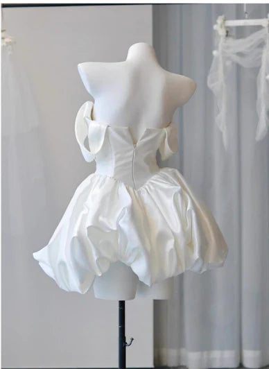 Cute A line Strapless Short Mini White Formal 8th Grade Homecoming Dresses Middle School Short Cocktail Dress Hoco Outfits simple gentle atmospheric and unique desi Bring summer colors to enhance whiteness