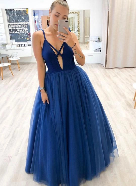 Deep blue camisole long dress with crossed thin straps on the upper body and hollowed out chest design suitable for dinners, parties, etc