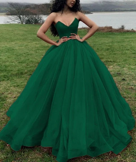 Deep green dress with strapless design, high waist and large skirt suitable for occasions such as dinners and dances,