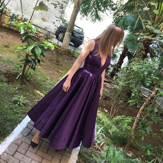 Deep purple satin dress with sleeveless deep V-neck, high waist and large skirt, suitable for dinners, dances and other occasions