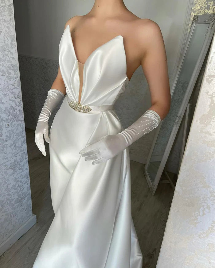 Elegant Floor-Length V-neck Sleeveless Satin Prom Dress with Classy Touch Simple gentle atmospheric and unique design  ﻿