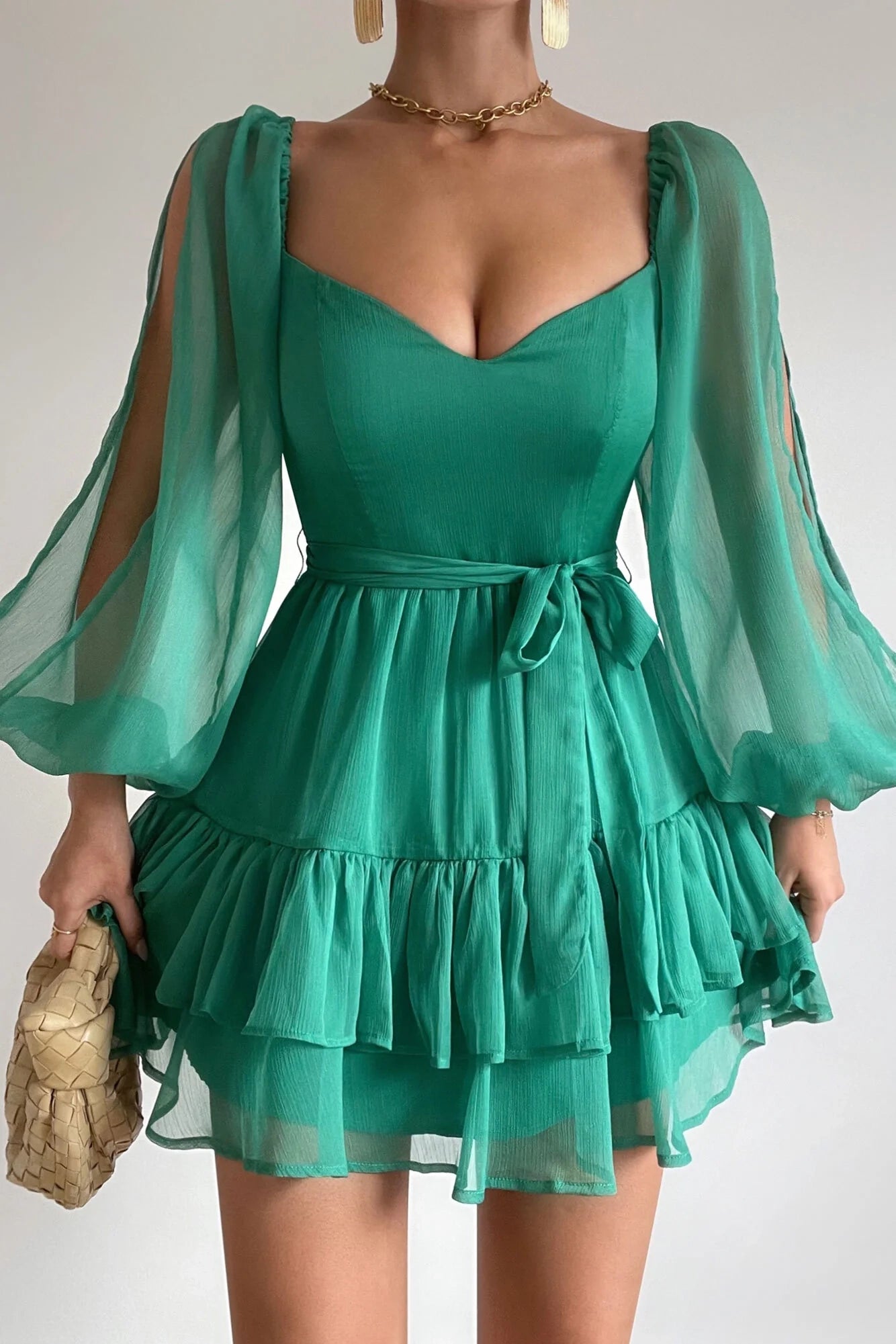 Emerald green dress with heart-shaped neckline design and lace up decoration at the waist, suitable for dates, parties and other occasions