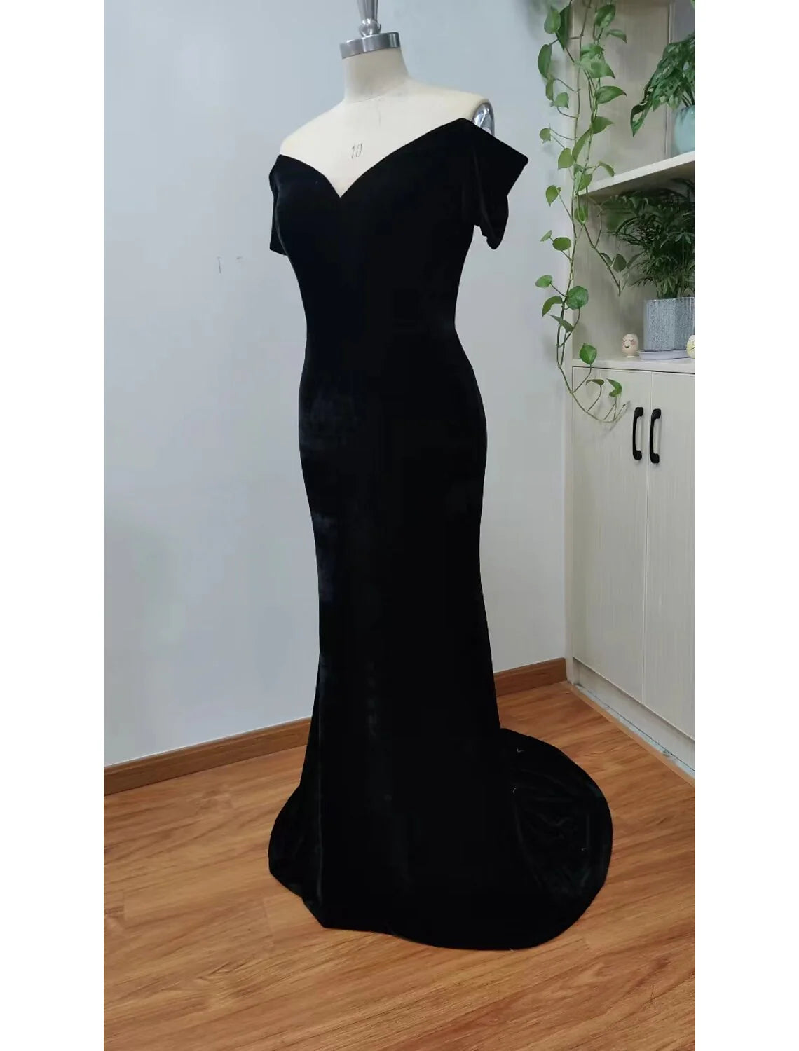 Evening Gown Celebrity Style Dress Prom Formal Evening Sweep Brush Train Short Sleeve V Neck Velvet with Sleek simple gentle atmospheric and unique desi Bring summer colors to enhance whiteness