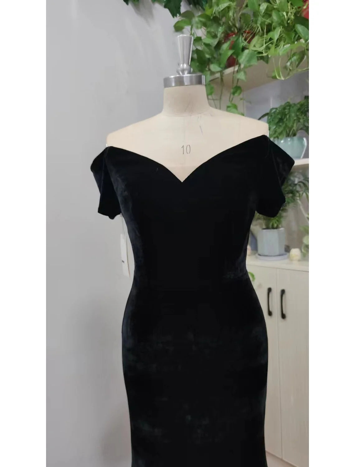 Evening Gown Celebrity Style Dress Prom Formal Evening Sweep Brush Train Short Sleeve V Neck Velvet with Sleek simple gentle atmospheric and unique desi Bring summer colors to enhance whiteness