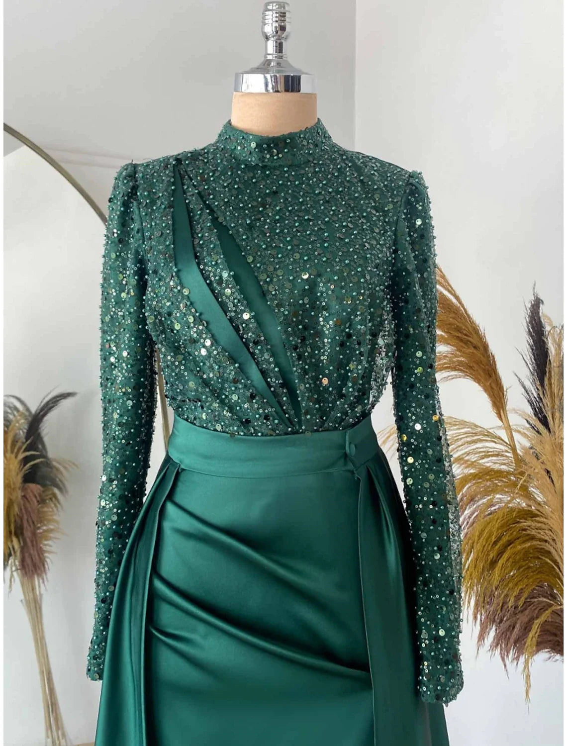 Evening Gown Christmas Red Green Dress Formal Sweep / Brush Train Long Sleeve Jewel Neck Satin with Pleats Ruched Sequin simple gentle atmospheric and unique desi Bring summer colors to enhance whiteness