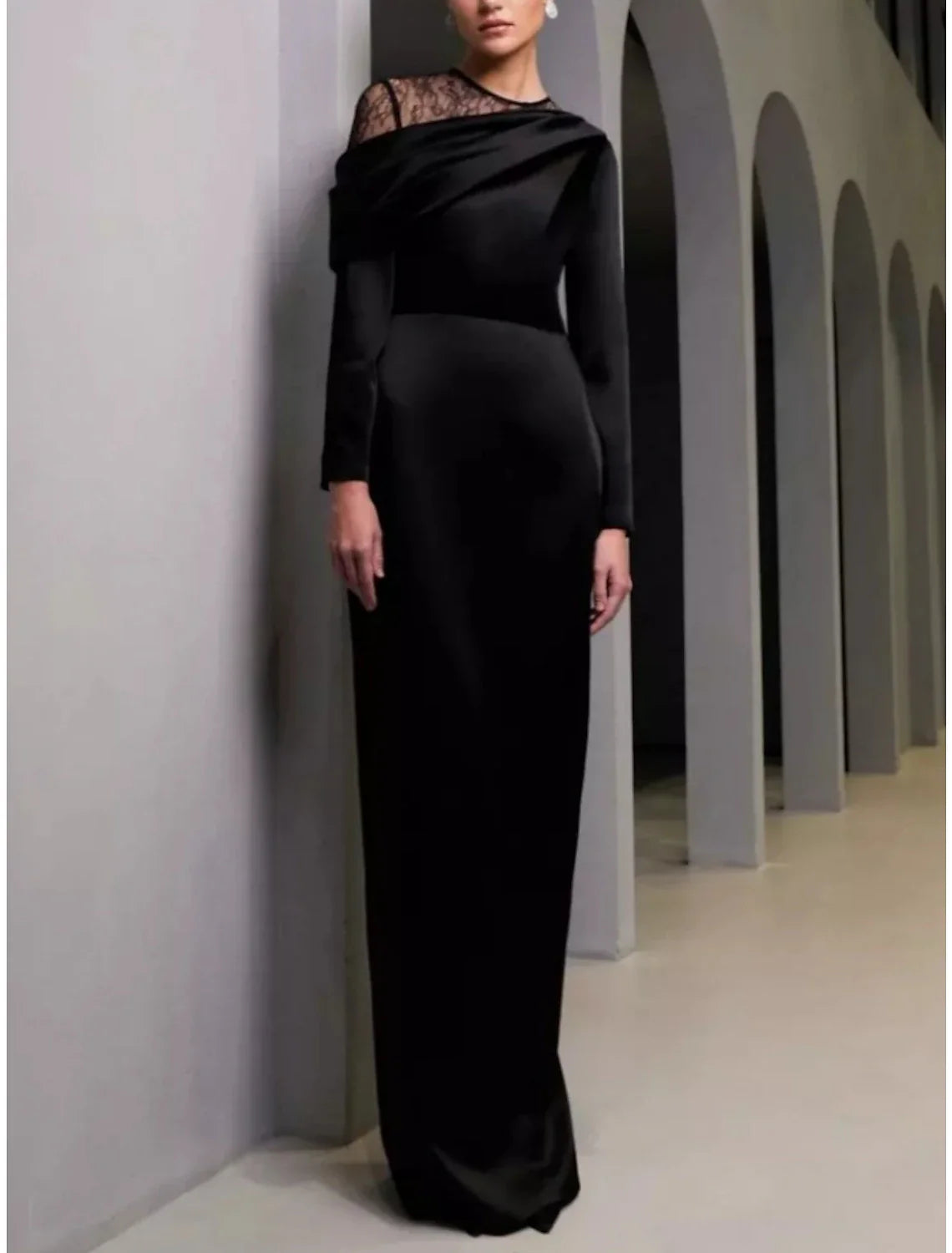 Evening Gown Elegant Dress Formal Sweep / Brush Train Black Dress Long Sleeve Jewel Neck Satin with Ruched simple gentle atmospheric and unique desi Bring summer colors to enhance whiteness