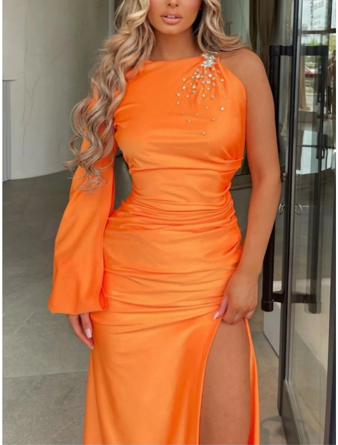 Evening Gown Elegant Dress Formal Sweep / Brush Train Long Sleeve Scoop Neck Satin with Ruched Slit Shouder Flower simple gentle atmospheric and unique desi Bring summer colors to enhance whiteness