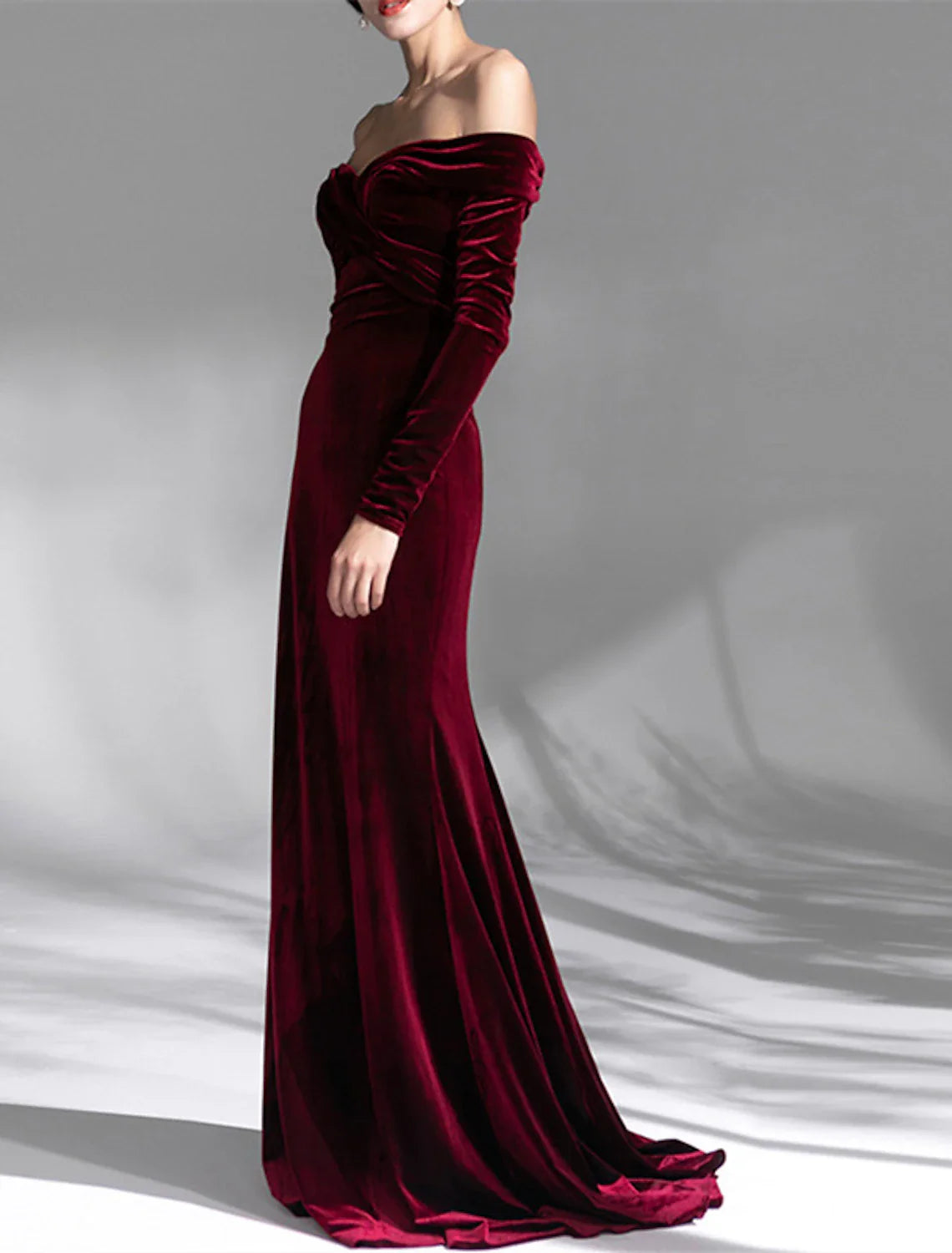 Evening Gown Open Back Dress Formal Wedding Guest Sweep / Brush Train Long Sleeve Off Shoulder Velvet with Ruched simple gentle atmospheric and unique desi Bring summer colors to enhance whiteness