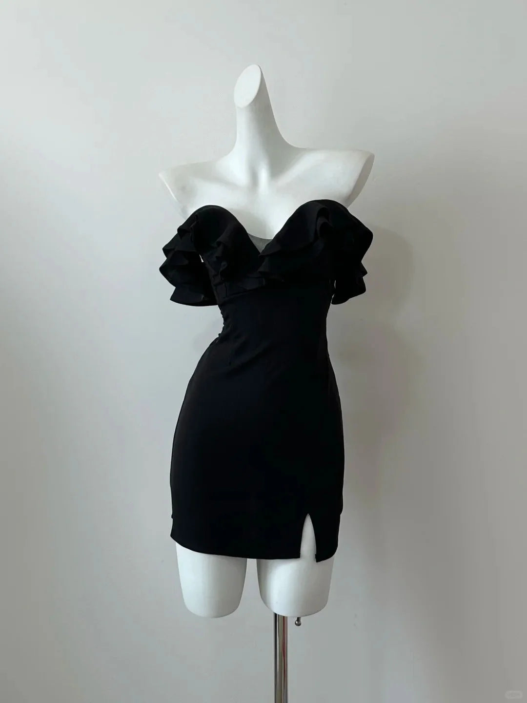 Fashion Elegant Ruffle Neckline Short Satin Homecoming Dress simple gentle atmospheric and unique desi Bring summer colors to enhance whiteness ﻿