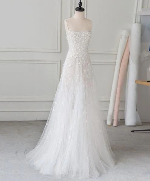 Featuring a strapless design, the skirt is adorned with three-dimensional floral decorations, and the sheer skirt is light and elegant,