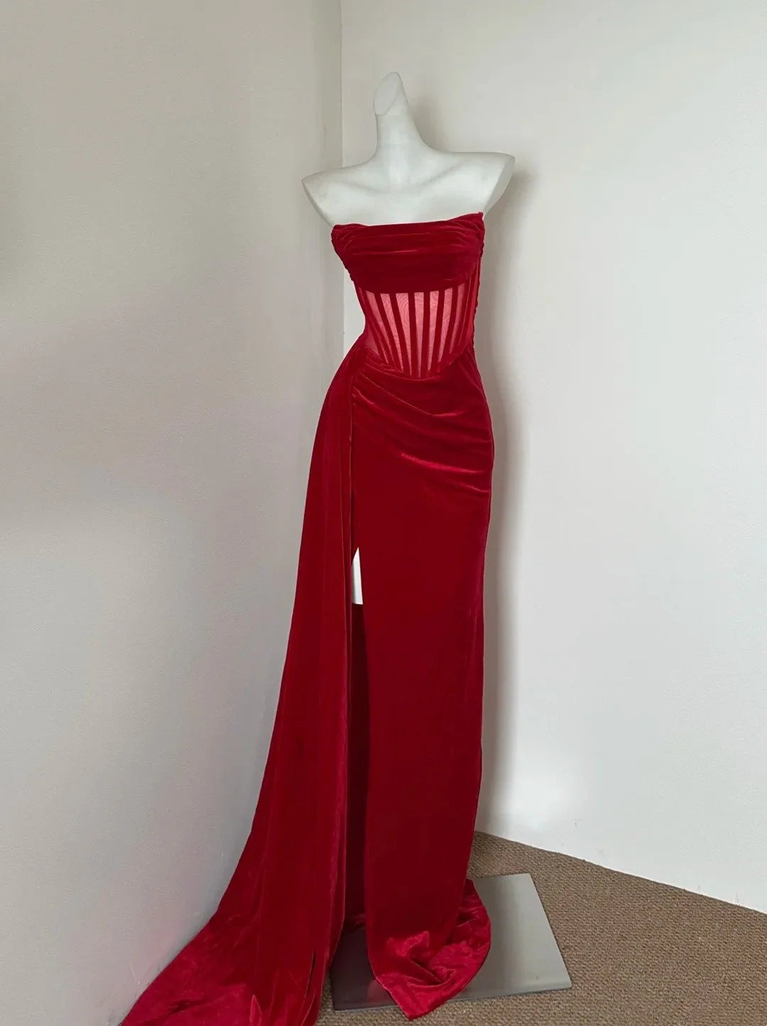 Focus of the banquet! Wine red velvet strapless dress, hollowed out waistband&high slit tail, full of aura