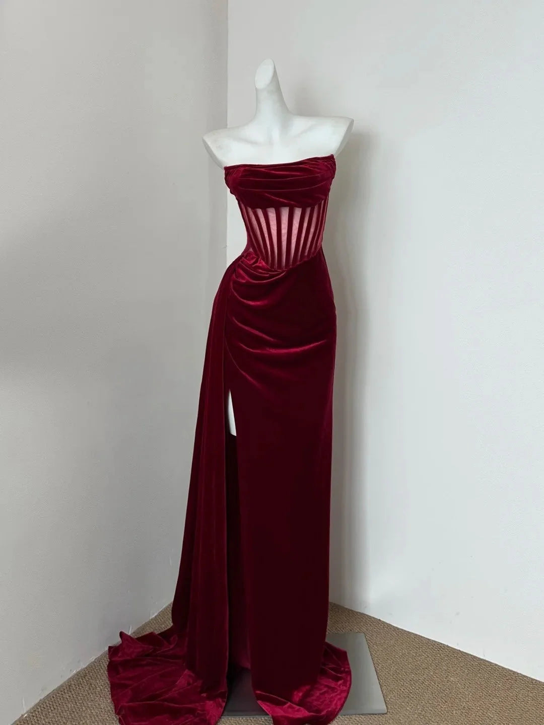 Focus of the banquet! Wine red velvet strapless dress, hollowed out waistband&high slit tail, full of aura