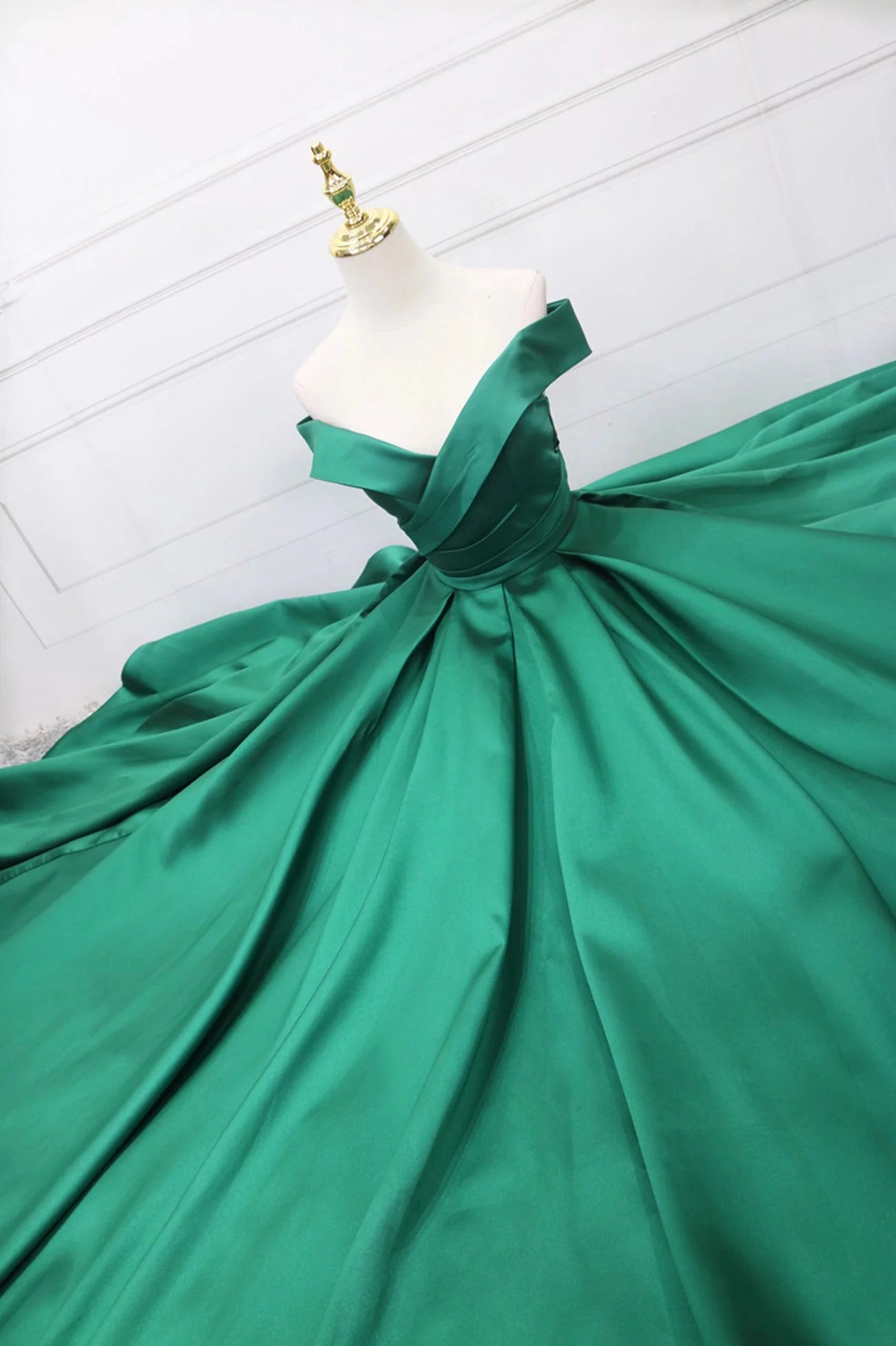 Green Satin Long A-Line Prom Dress V-Neck Off the Shoulder Evening Dress simple gentle atmospheric and unique desi Bring summer colors to enhance whitenes