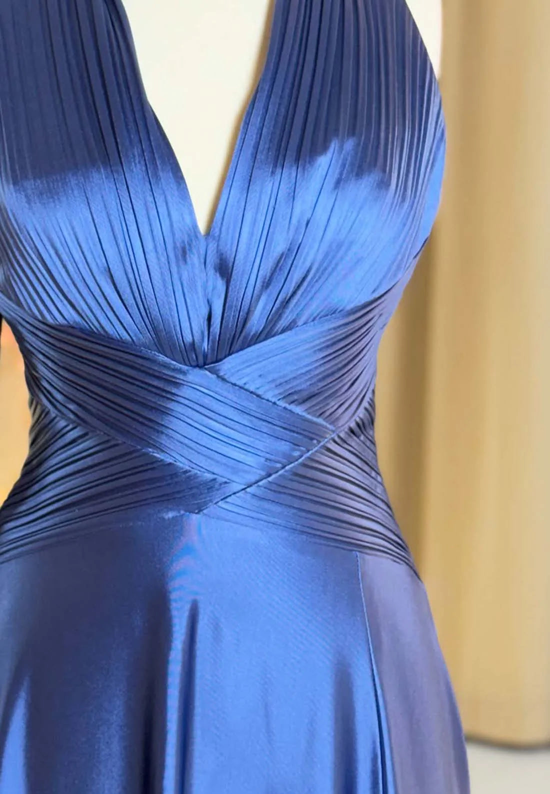 Halter V-Neck Sleeveless Pleated A-Line Wedding Dress simple gentle atmospheric and unique desi Bring summer colors to enhance whiteness