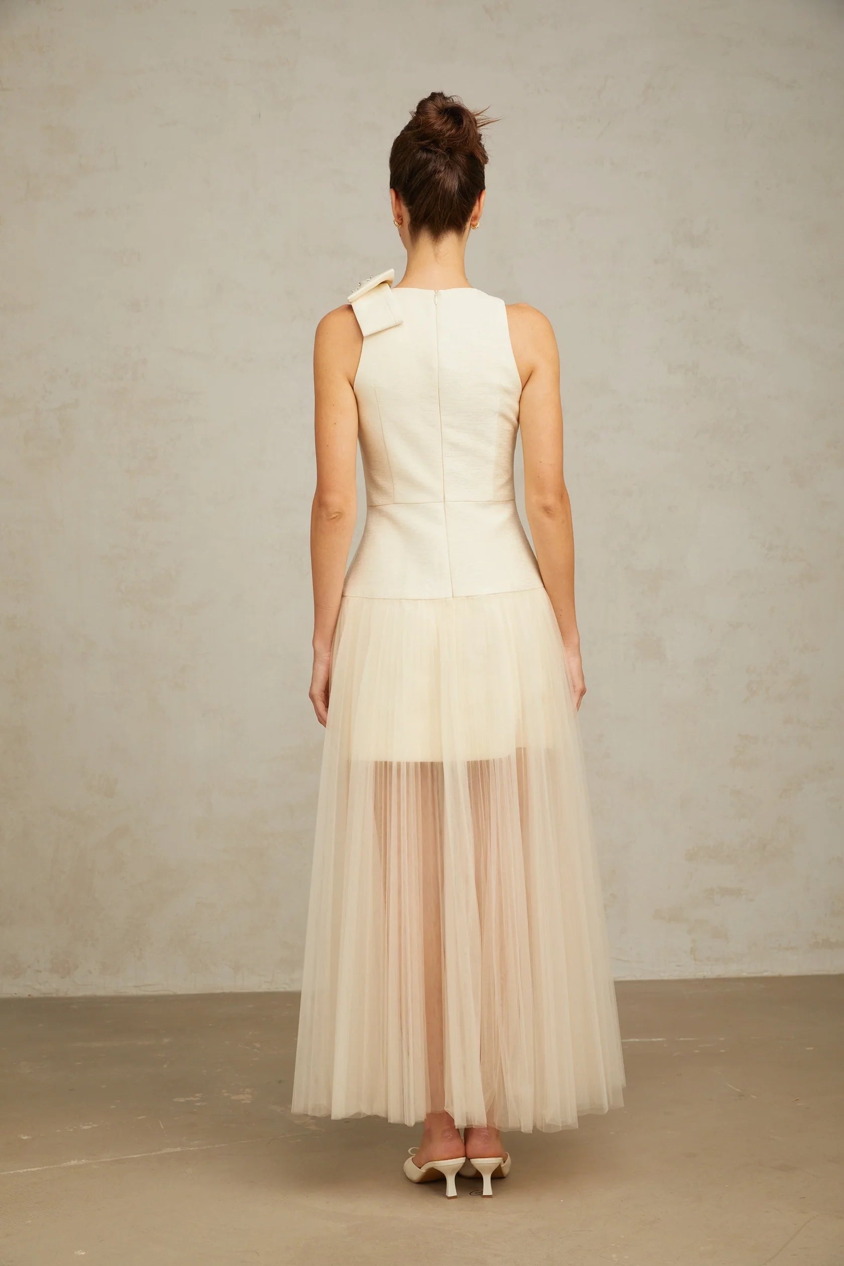 Ivory Sleeveless Maxi Dress with Crystal Bow and Tulle Skirt bowknot tulle-panelling midi dress in White Evening Dress