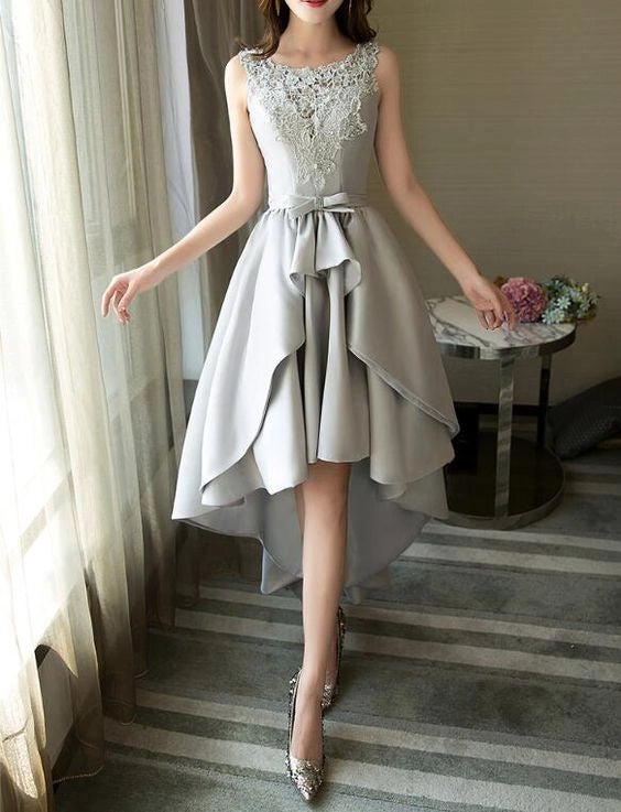Light gray dress with sleeveless round neck, lace embroidery, high waist and bow decoration, suitable for light social occasions such as dinners and parties