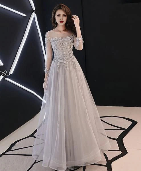 Light gray long dress dress with transparent mesh and exquisite lace patterns suitable for formal occasions such as dinners