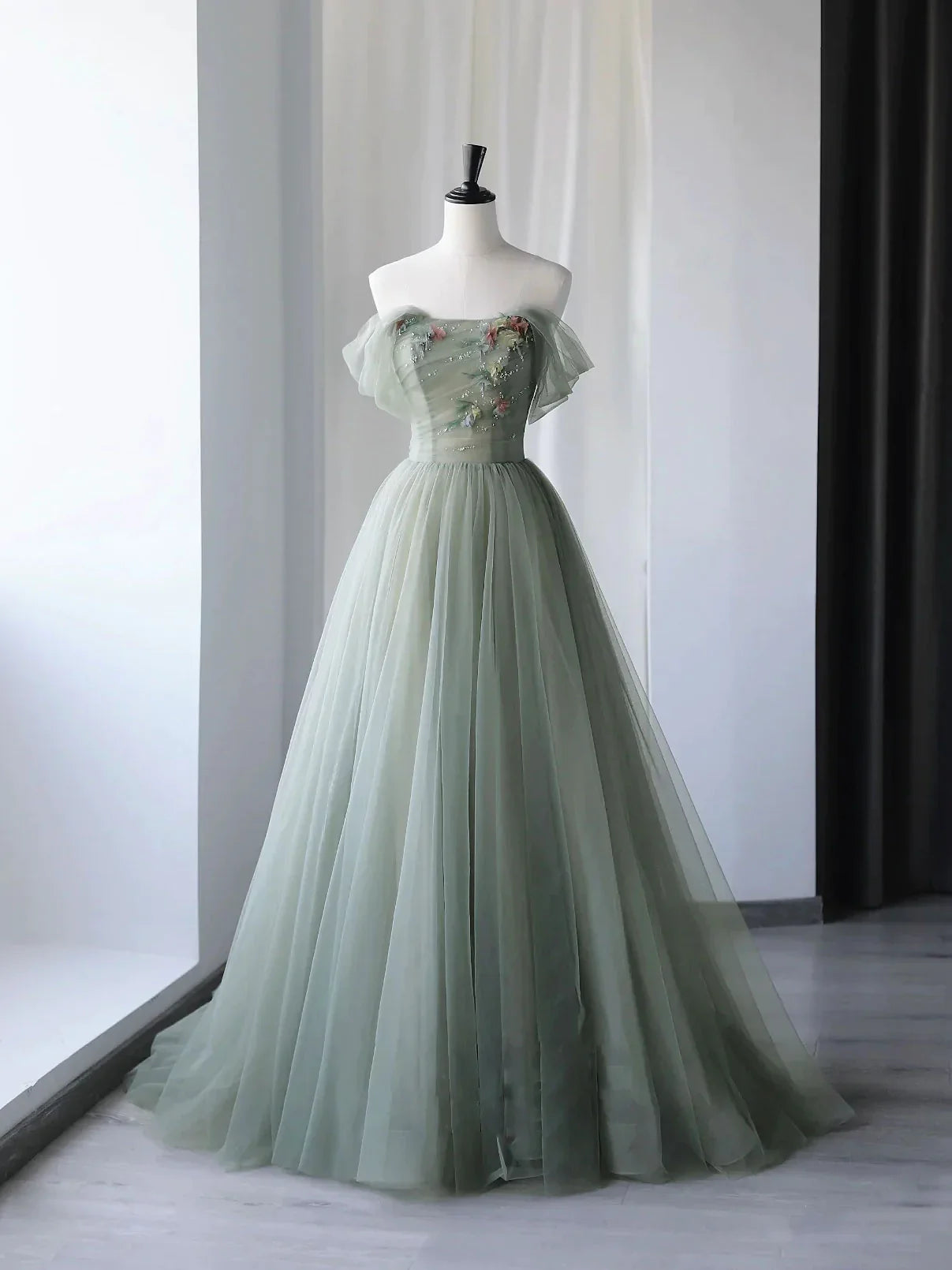 Light green gauze dress with strapless upper body embroidered with floral decorations suitable for dinner parties