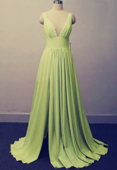 Light green long dress, deep V-neck, sleeveless design suitable for dinners, dances and other occasions