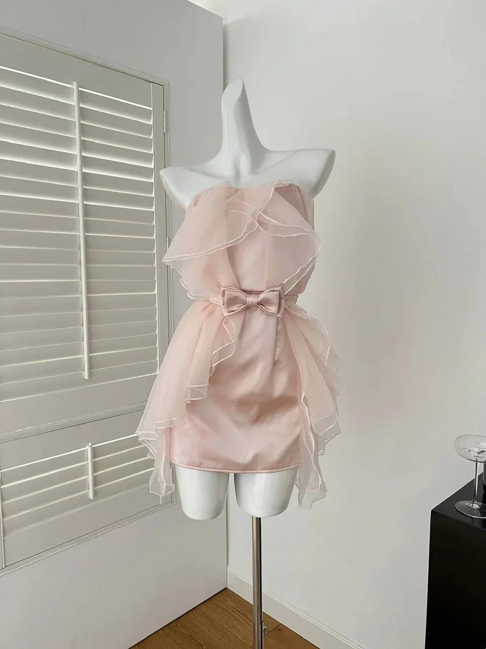 Light pink organza strapless dress with a bow tie, creating a sweet girl atmosphere that directly fills the Prom dress