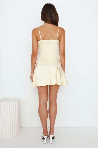 Light yellow satin camisole skirt, deep V-neck slim fit pleated skirt with irregular ruffles, suitable for dates, parties and other occasions